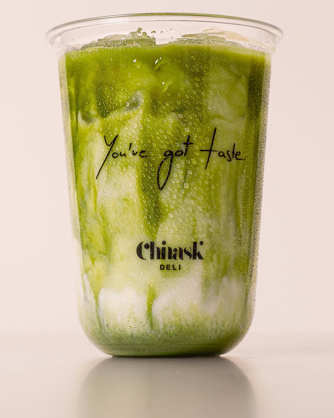 Matcha Latte im Becher