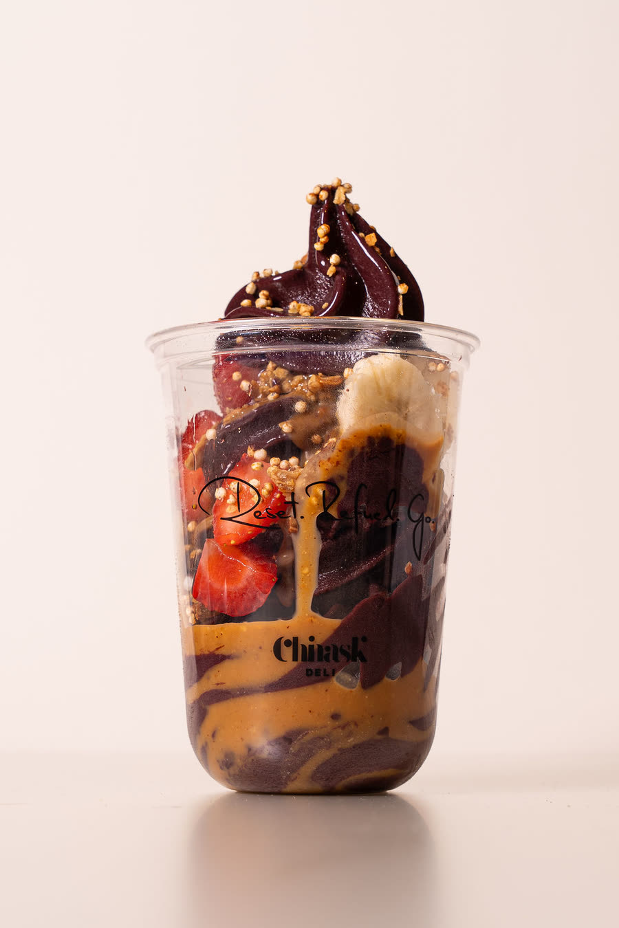 Chinaski's Açaí Soft Serve mit Erdnussbutter und Erdbeere