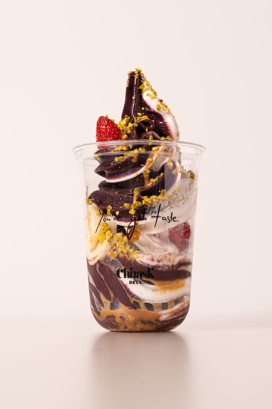 Açaí Coconut Mix Soft Serve mit Pistazien und Erdbeere