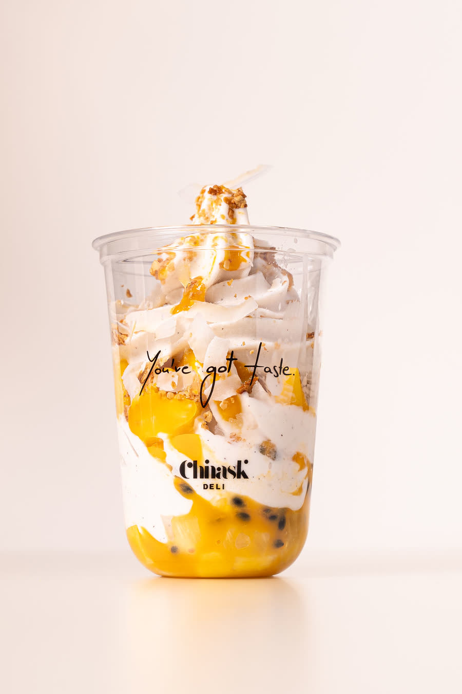Tropical Coconut Soft Serve mit Mango und Maracuja