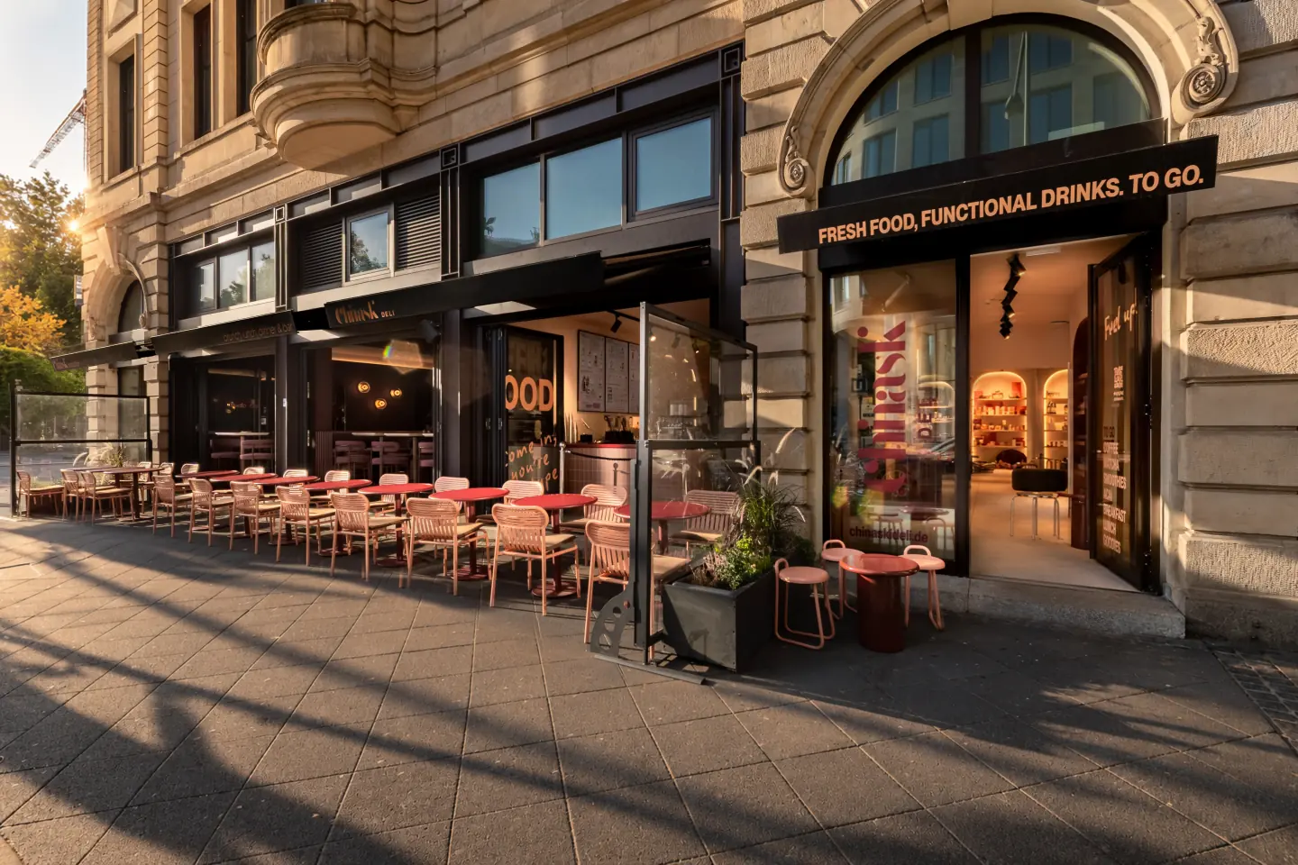 Chinaski Deli, Fassade und Terrasse in der Abendsonne
