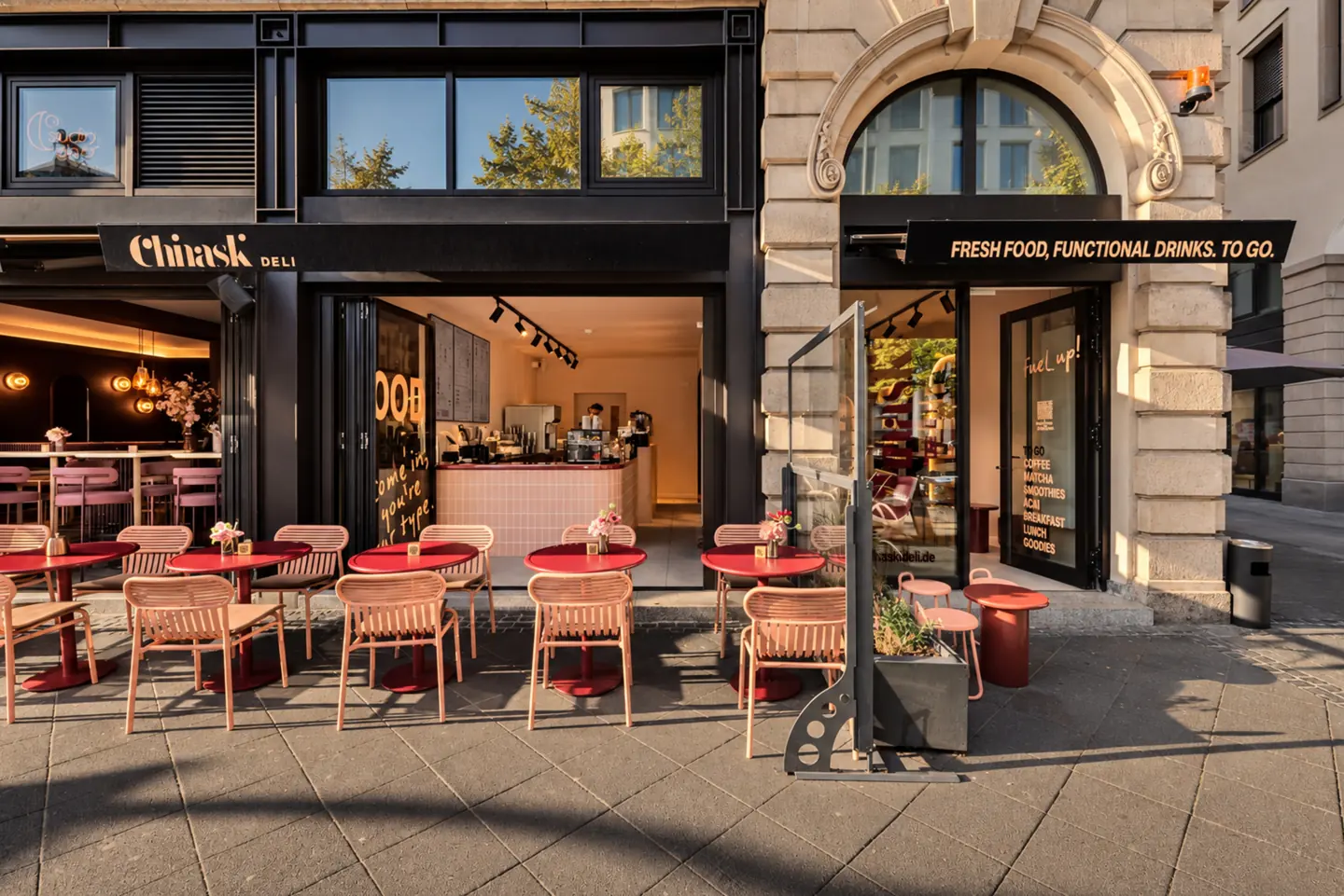 Chinaski Deli, Eingang mit Terrasse